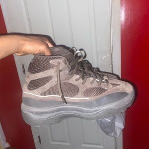 Yeezy boots size 9 212$
